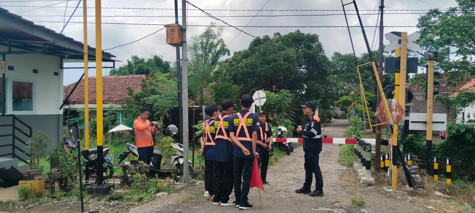 ORIENTASI: Personel Dinas Perhubungan melaksanakan orientasi dan mempersiapkan petugas JPL di Kecamatan Leces serta Tegalsiwalan.