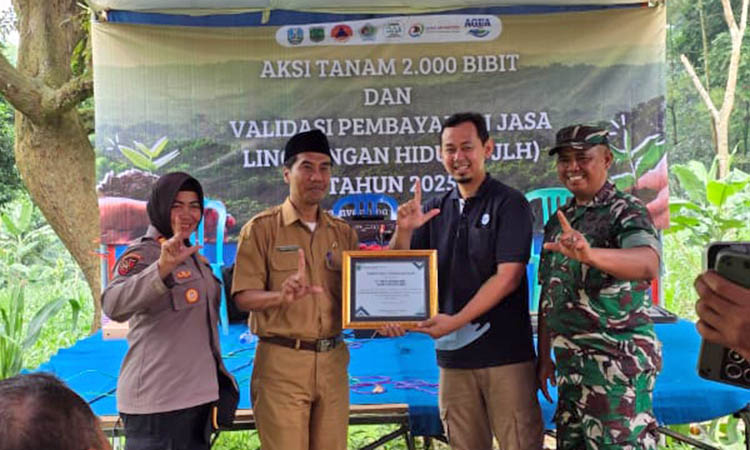 SERAHKAN: Penyerahan sertifikat apresiasi dari pihak Kecamatan Lumbang kepada PT Tirta Investama Plant Keboncandi (AQUA Keboncandi). Hal ini sebagai bentuk apresiasi atas kegiatan mulia tersebut.