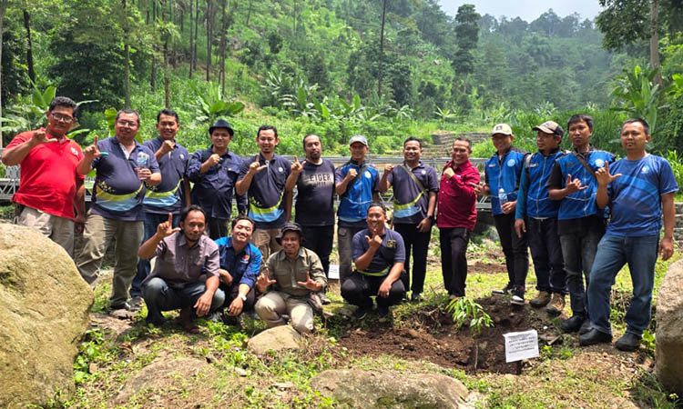LESTARIKAN ALAM: Para peserta Aksi Tanam 2.000 bibit di Desa/Kecamatan Lumbang, Kabupaten Pasuruan. Mereka mengabadikan momen tersebut, dengan foto bersama.