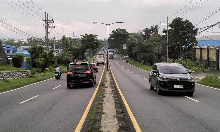 MELINTAS: Sejumlah kendaraan yang melintas di jalur Malang-Surabaya. Menjelang Nataru, volume kendaraan diklaim mulai meningkat.