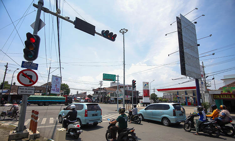 AKAN DIATUR: Rambu traffic light Kebonagung, Kota Pasuruan yang akan diatur menjadi tiga fase saat Nataru. Langkah ini dilakukan, untuk mencegah terjadinya kemacetan.