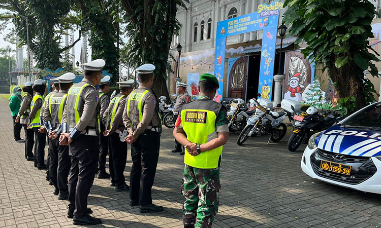 APEL: Personel gabungan saat menggelar apel untuk kesiapan bertugas di Pospam dan Posyan.