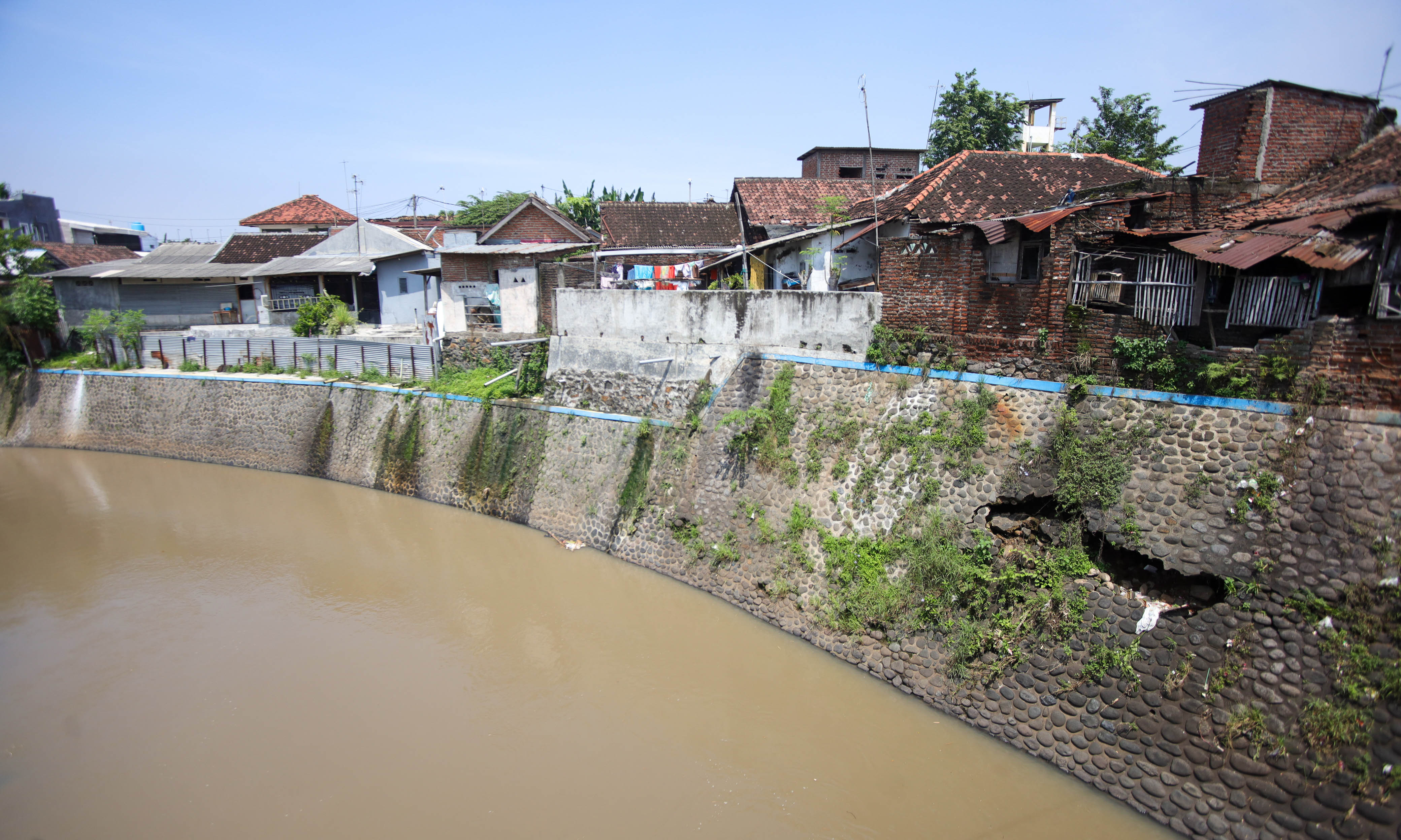 PADAT BANGUNAN: Tanggul di Sungai Gembong di wilayah Purutrejo, Purworejo, Kota Pasuruan yang rusak karena tergerus air.