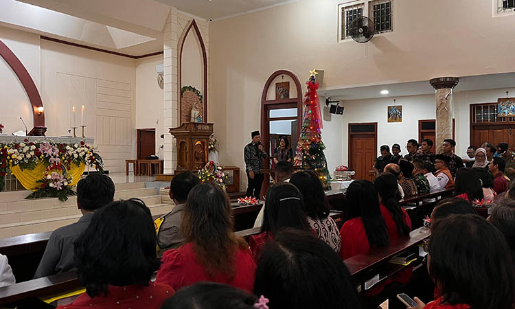 PANTAU: Bupati Probolinggo Mohammad Haris dan Forkopimda melakukan kunjungan ke Gereja Katolik Santo Paulus Kraksaan di malam Natal.