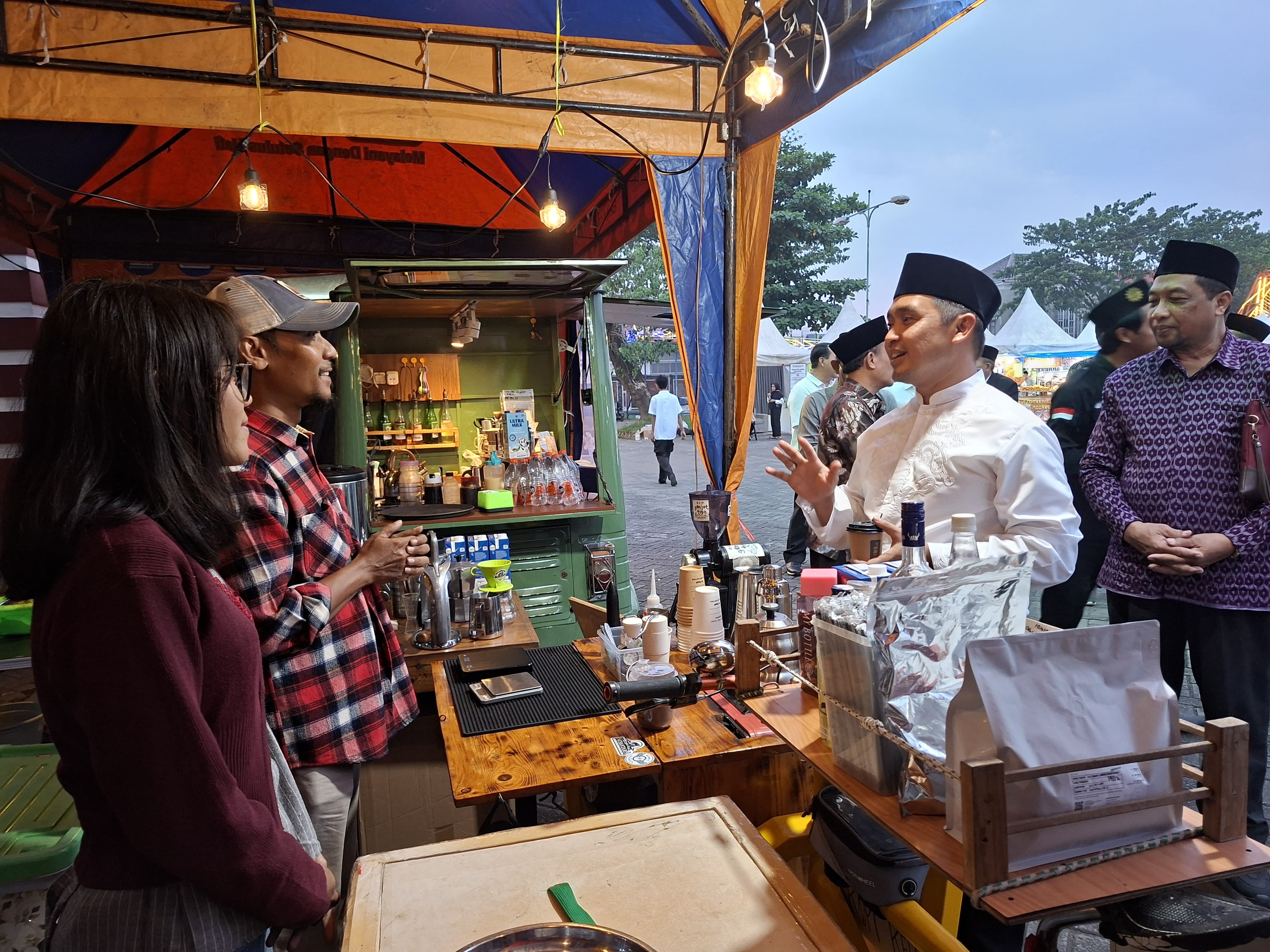1. SEMARAK BERKAH FEST: Wali Kota Pasuruan, Adi Wibowo bersama dengan Ketua PDM Kota Pasuruan, Abu Nasir saat mengunjungi salah satu stand UMKM di Berkah Fest 2025.