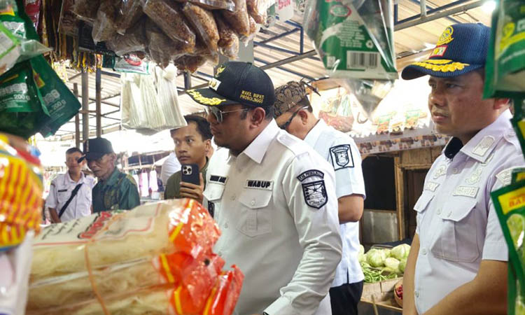 TURUN LANGSUNG: Wakil Bupati Fahmi AHZ mengecek ketersediaan bapokting di Pasar Paiton.