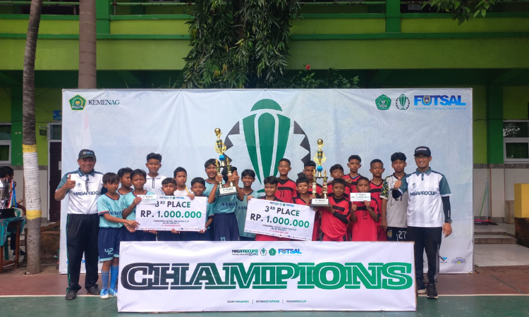 SEMANGAT: Tim futsal SD Namira Kraksaan (biru) dan MI Hidayatul Ula (merah) saat menerima trofi juara III bersama dalam Masaprocup Season II, Rabu (24/12).