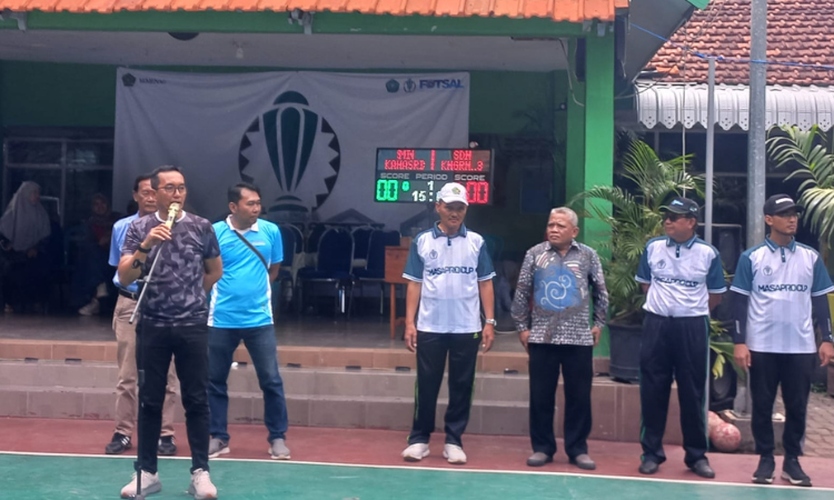 PENUTUPAN: Kepala MTs Negeri Kota Probolinggo Abdul Manaf dan Ketua KONI Kota Probolinggo Zulfikar Imawan memberikan amanat dalam sesi Penutupan Masaprocup Season II, Rabu (24/12).