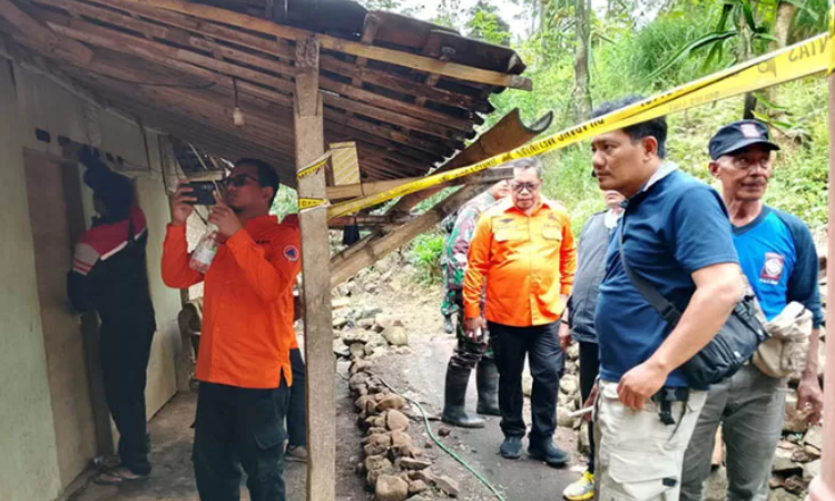 BAHAYA: Tim BPBD Kabupaten Pasuruan saat meninjau kawasan Sempu, Kecamatan Purwodadi beberapa waktu lalu.