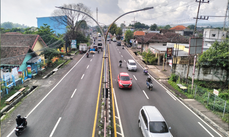 MENINGKAT: Sejumlah kendaraan yang melintas di jalur nasional Surabaya-Malang, wilayah Kecamatan Sukorejo. Selama momen Natal, volume kendaraan melonjak.