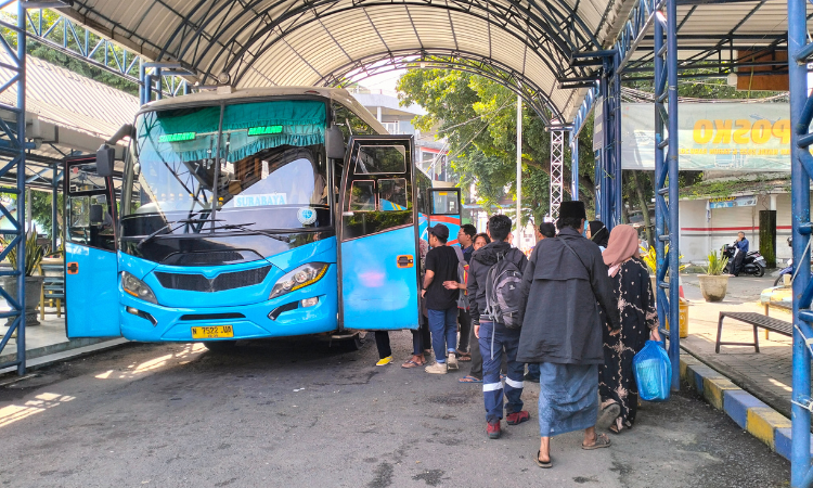 MENINGKAT: Sejumlah penumpang bus siap berangkat dari Terminal Tipe A Pandaan, Rabu (24/12).
