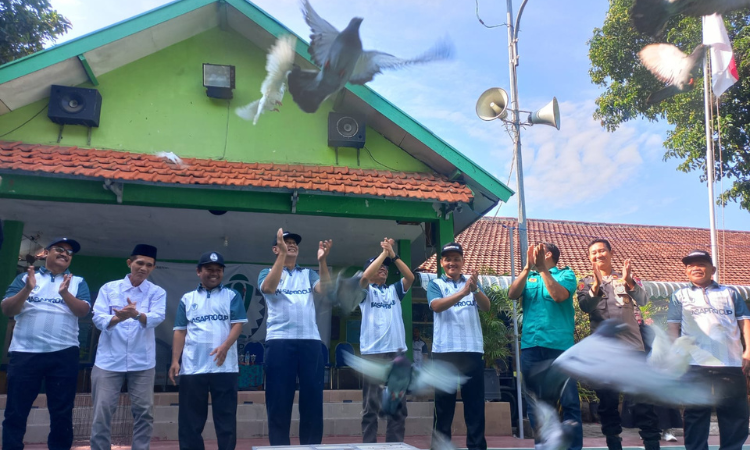 PEMBUKAAN: Kepala Kantor Kementerian Agama Provinsi Jawa Timur Dr. Akhmad Sruji Bahtiar bersama Kepala MTs Negeri Kota Probolinggo Abdul Manaf melepaskan burung merpati