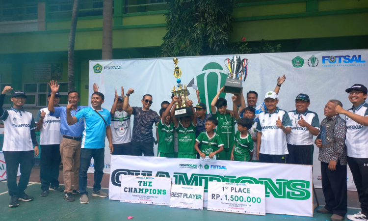 MENANG: Tim Futsal MI Kahasri, Kota Probolinggo, saat menerima trofi juara I, piala bergilir, dan best player dalam Masaprocup Season II, Rabu (24/12).
