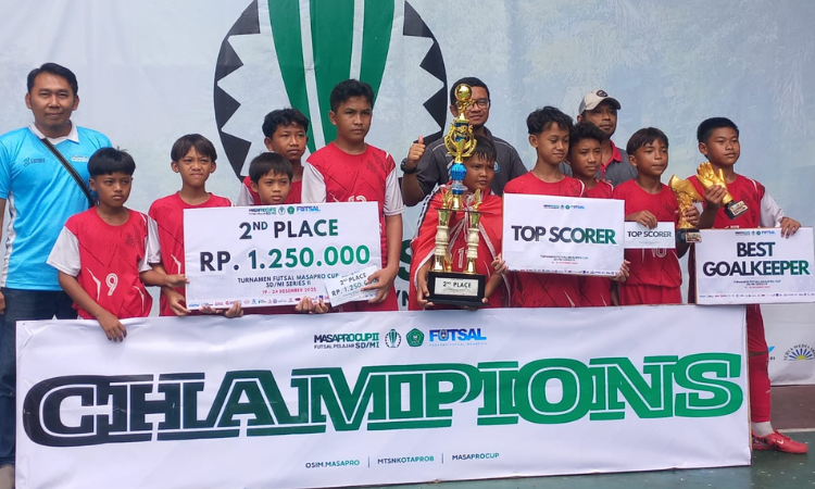 SENANG: Tim Futsal SDN Kanigaran 3, Kota Probolinggo, saat menerima trofi juara II, top scorer, dan best goal keeper dalam Masaprocup Season II, Rabu (24/12).