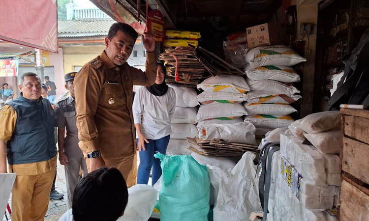 Bupati Probolinggo saat memantau di Pasar Sukapura.