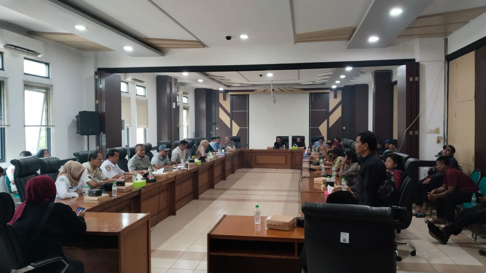 ASPIRASI: Sejumlah PKL di area Pasar Bangil saat mengadu ke DPRD Kabupaten Pasuruan. Mereka meminta solusi legislatif, atas penertiban di tempat biasanya mereka berjualan.