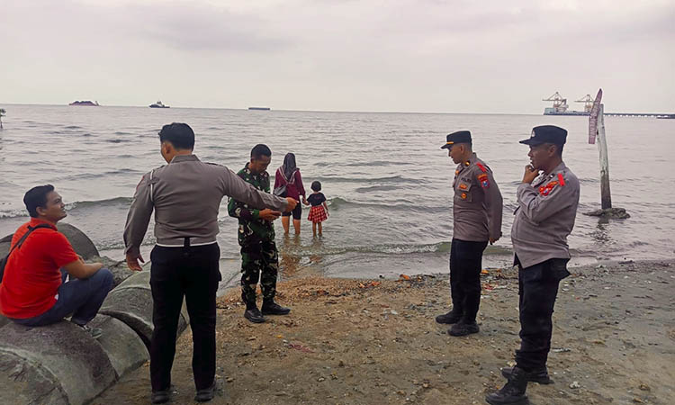 BIAR AMAN: Personel Polres Probolinggo melakukan patroli di wisata Pantai Bohay, Kecamatan Paiton Kamis (25/12).