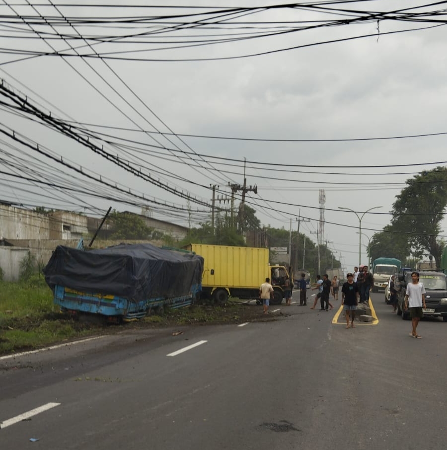 TAK TERKENDALI: Truk tronton menyeruduk truk di utara Simpang Tiga Bareng, Desa Sumbersuko, Kecamatan Pandaan.