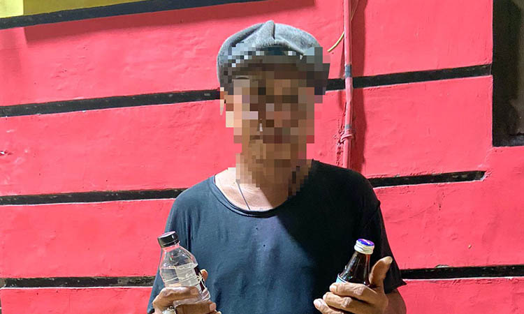 WAJIB LAPOR: Terduga pelaku, MR, dan barang bukti miras yang berhasil diamankan anggota Polsek Purworejo. Ia diberi pembinaan dan harus menjalani wajib lapor ke mapolsek, dua kali dalam sepekan.