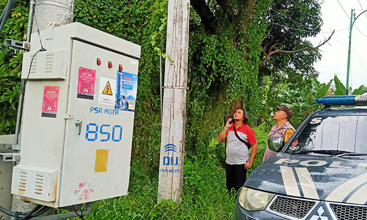 DICEK: Petugas kepolisian saat melakukan pengecekan terhadap trafo yang kabelnya hilang. Dugaan kuat, kabel tersebut dicuri maling.