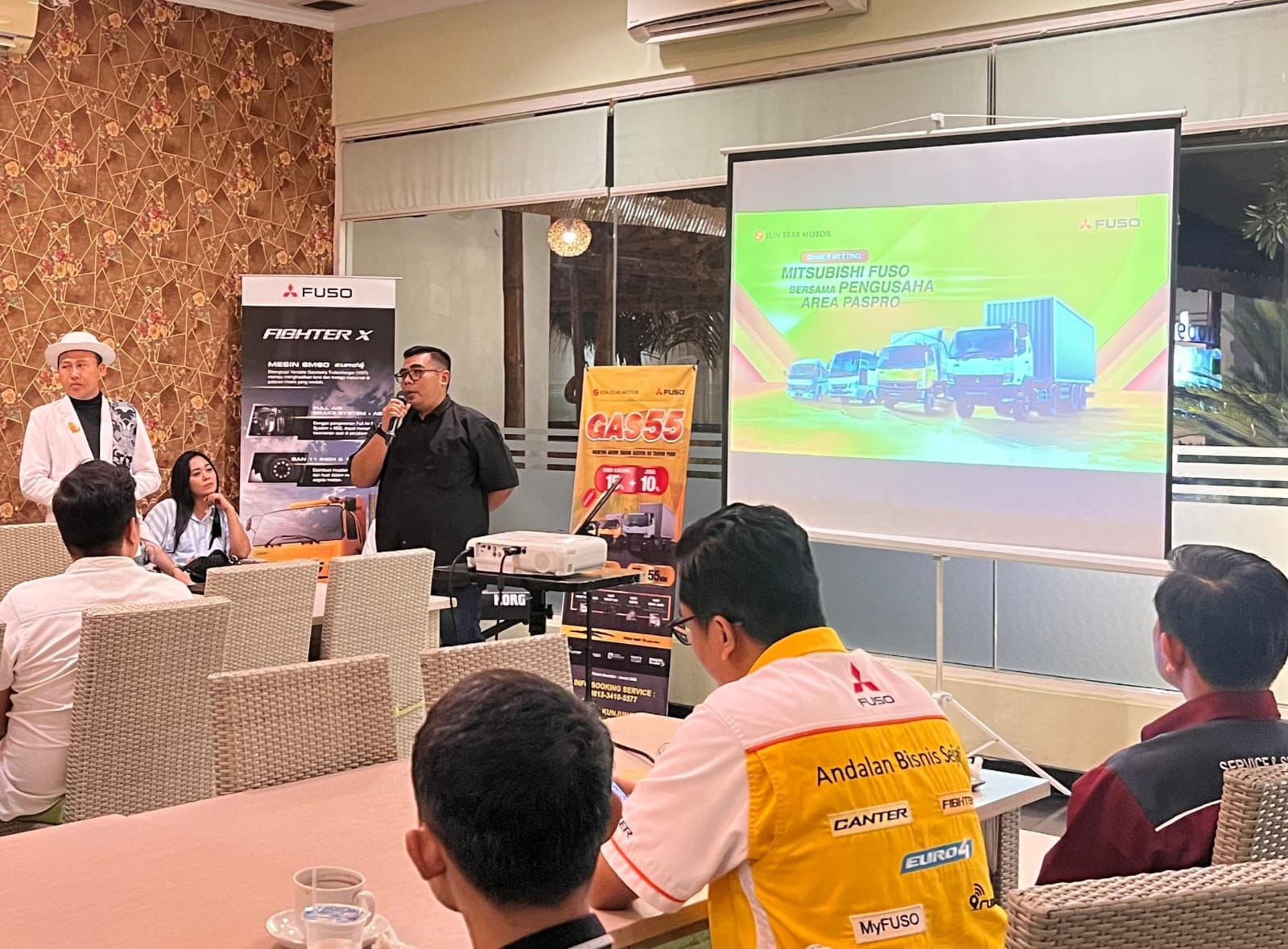 PROMO: Sosialisasi Program FUSO Promo 55th dan Promo GAS 55 kepada customer beberapa waktu lalu.