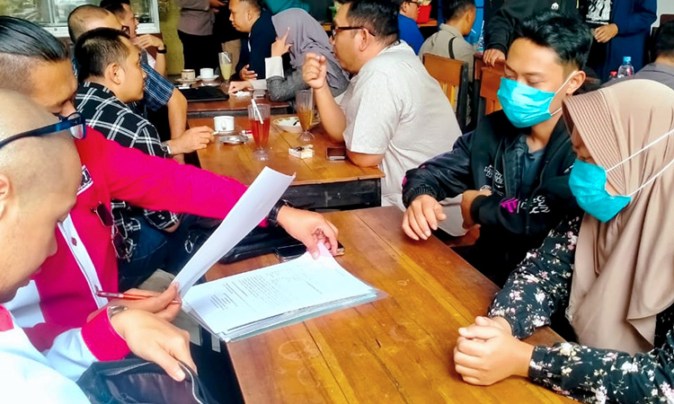 PENUHI PANGGILAN: Dua saudara korban besama kuasa hukum dan LBH sebelum diminta keterangan oleh penyidik Polda Jatim.