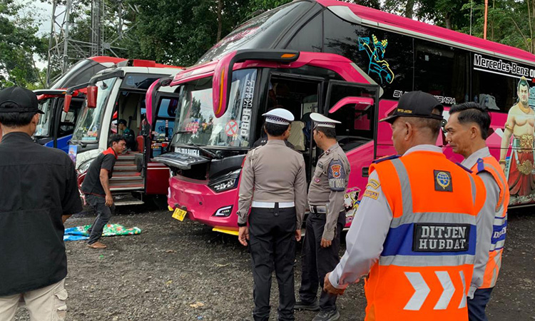 CEK: Petugas gabungan saat ramp check sejumlah bus pariwisata di  Rest Area Oleh-Oleh Alia Bromo di Desa Ngepung, Sukapura, Kabupaten Probolinggo, Jumat (26/12).