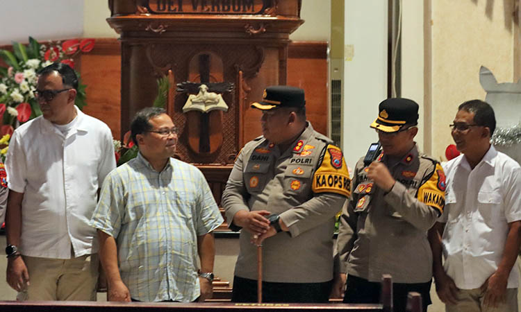 KUNJUNGI: Kapolres Pasuruan AKBP Jazuli Dani Iriawan saat berkunjung ke salah satu gereja yang ada di wilayah Kabupaten Pasuruan. Selama pelaksaan ibadah Natal, kondusivitas diklaim terjaga.