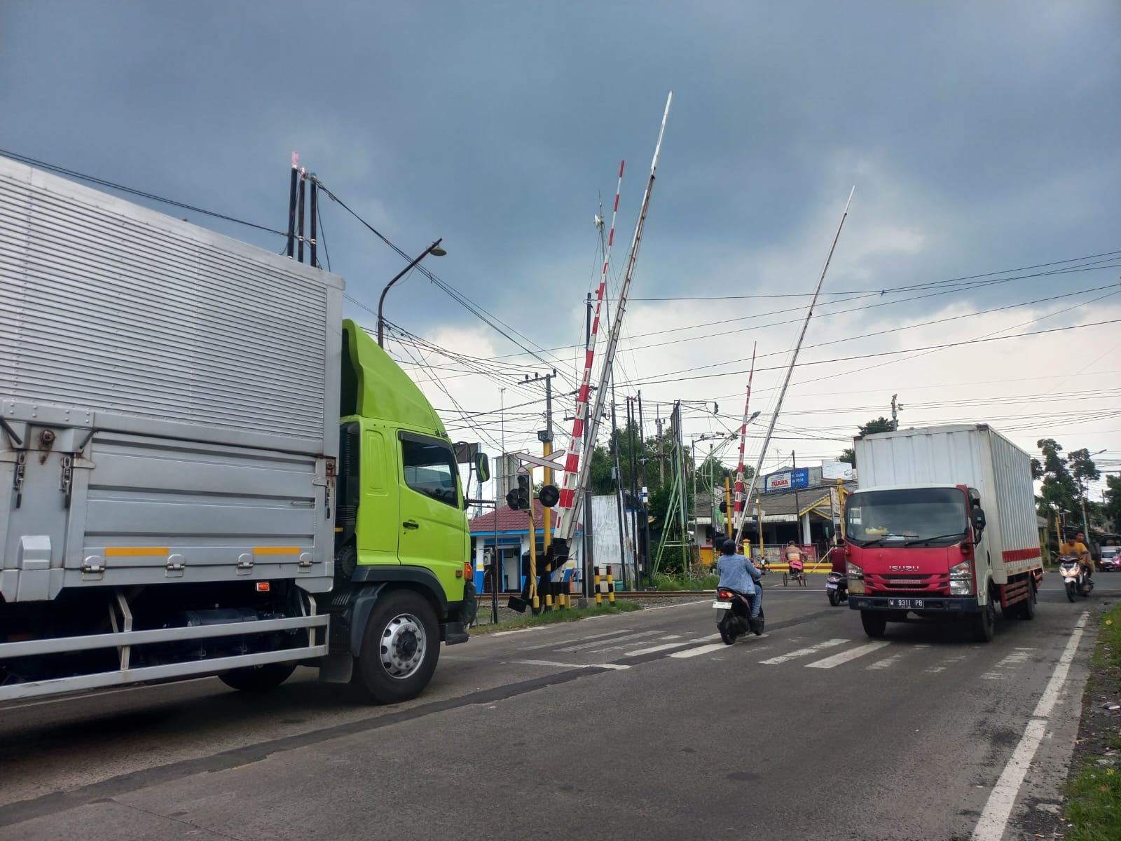 MELINTAS: Sejumlah kendaraan berat melintas di Jalan Anggrek, Jalur Lingkar Utara, Kelurahan Pilang, Kecamatan Kademangan, Kota Probolinggo, Jumat (26/12) siang.