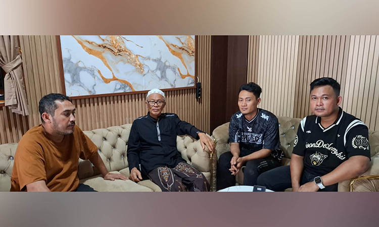 GALI KETERANGAN: Orang tua dan kakak kandung korban saat dimintai keterangan Unit III Jatanras Polda Jatim.