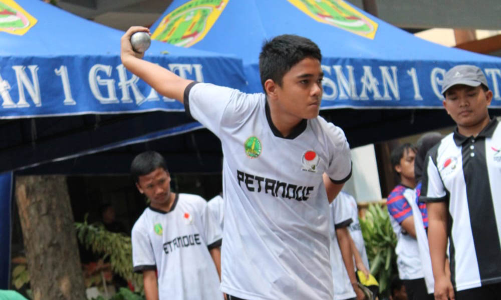 SUMBANG MEDALI: Lendra saat tampil dalam pertandingan final di nomor shooting beregu