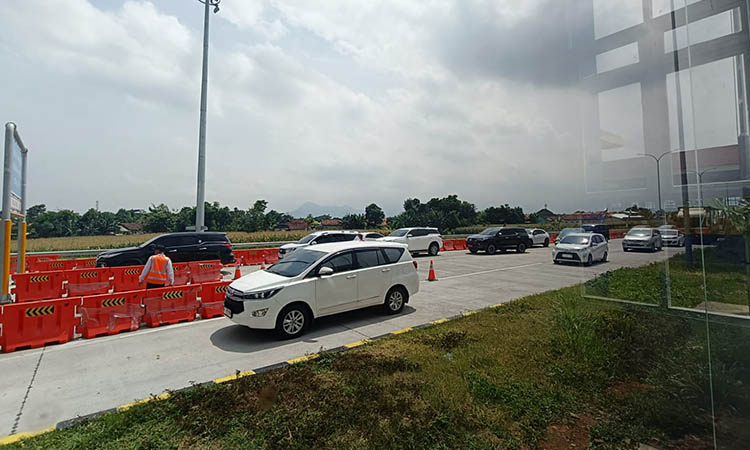 LANCAR: Kendaraan yang melintas di Jalan Tol Probolinggo-Banyuwangi paket 2 yang saat ini difungsionalkan