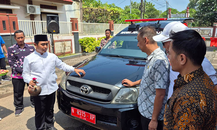 SAAT LAUNCHING: Wali kota Pasuruan Adi Wibowo saat meresmikan mobil jenazah yang siap mengantarkan menuju tempat pemakaman umum.