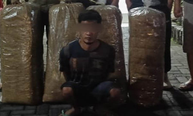 DIPROSES HUKUM: Jupriyanto bersama barang bukti tembakau yang dicurinya.