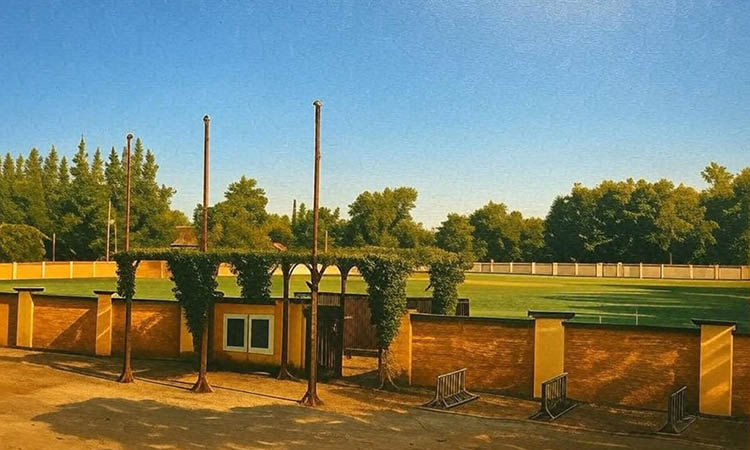 PAGAR: Pintu keluar samping stadion dahulu. Sejak era Belanda, Stadion Unsur sudah dikelilingi pagar.