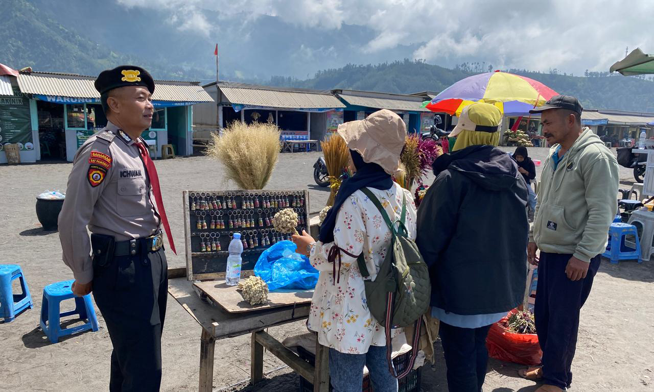 PATROLI: Anggota Polres Probolinggo meningkat pengamanan wisata Gunung Bromo, selama libur nataru.
