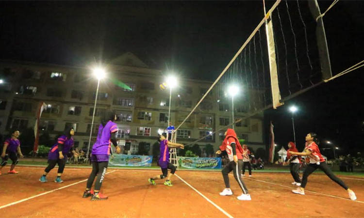 HARUS AKTIF: Sejumlah pemudi saat bertanding volley di lapangan yang ada di rumah susun. Pemkot Pasuruan berencana membuat peraturan daerah kepemudaan untuk mendukung pembangunan.
