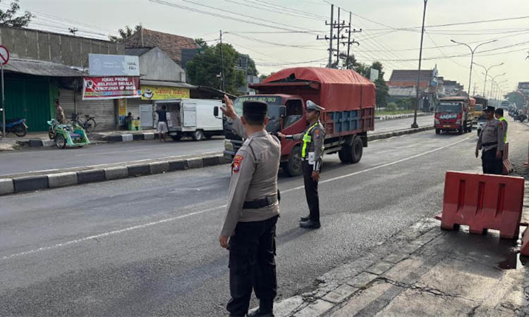 Personel Polres Pasuruan Kota mengatu rlalu lintas di sekitar Exit Tol Sutojayan