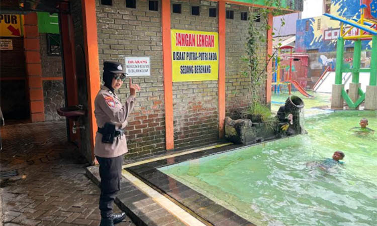 ANTISIPASI: Personel Polres Pasuruan Kota saat patroli di tempat wisata di Kota Pasuruan.