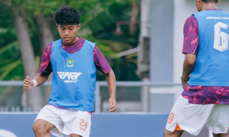 AYO BANGKIT: Skuadra Persekabpas saat berlatih di Surabaya. Laskar Sakera harus segera bangkit untuk mengamankan posisi di klasemen Grup D.