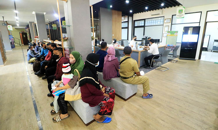 TETAP BUKA: Antrean warga saat hendak mendapat layanan Dispendukcapil di MPP beberapa waktu lalu. Layanan MPP tetap beroperasi di tengah libur panjang Natal dan Tahun Baru.