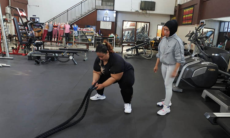 OLAHRAGA: Kegiatan olahraga fitnes yang dilakoni kaum hawa. Fitnes menjadi salah satu objek Pajak Jasa Kesenian dan Hiburan di Kota Pasuruan.