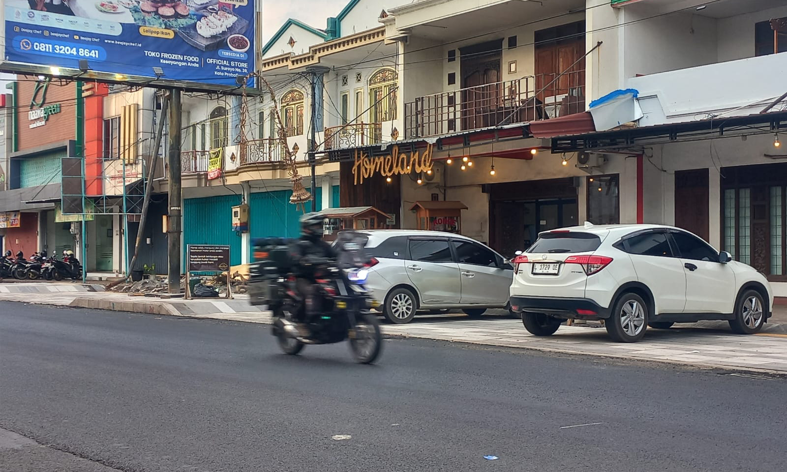 PARKIR: Sejumlah kendaraan bermotor parkir di trotoar di Jalan Soekarno Hatta, Kota Probolinggo, yang baru rampung dibangun.