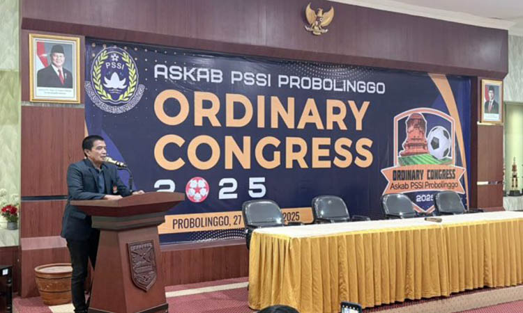 BAHAS STATUTA: Suasana kongres biasa tahunan Tahun 2025 Askab PSSI Probolinggo. Nampak Ketua KONI Kabupaten Probolinggo Zainul Hasan yang ikut hadir.