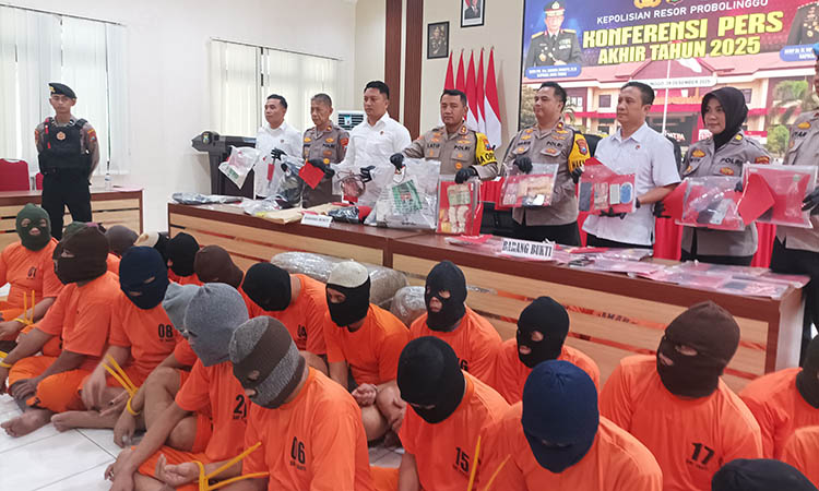 BANYAK: Tersangka kasus kejahatan saat dirilis Polres Probolinggo.