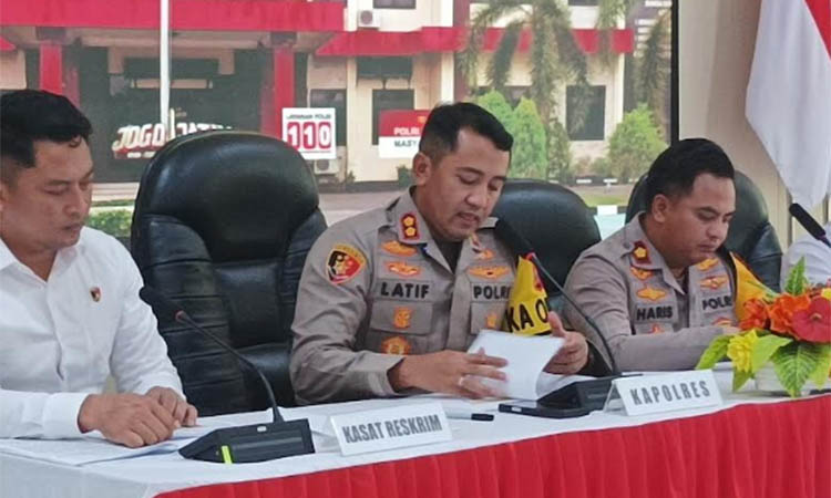 SEMANGAT: Kapolres Probolinggo AKBP M. Wahyudin Latif (tengah) saat melakukan rilis kasus di mapolres, Senin (29/12).