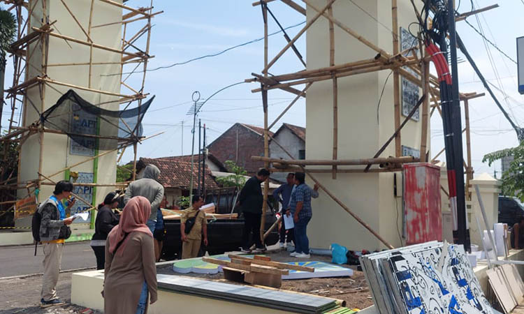 DIPERPANJANG: Bambu yang masih terpasang di struktur bangunan tugu batas kota. Proyek bernilai ratusan juta ini harus diperanjang dari deadline awal 23 Desember.