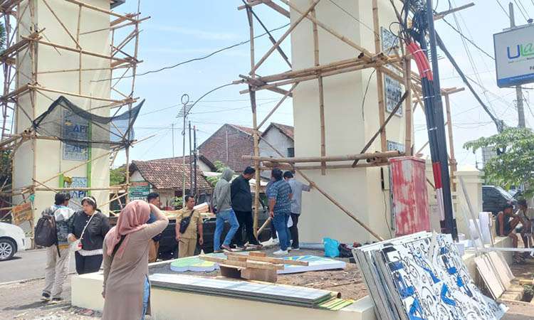 BELUM SELESAI: Bambu yang masih terpasang di struktur bangunan tugu batas kota. Proyek bernilai ratusan juta ini harus diperanjang dari deadline awal 23 Desember.