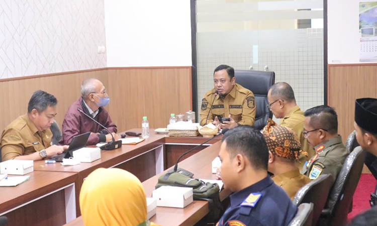 BAHAS SOLUSI: Wakil Bupati Probolinggo Fahmi AHZ memimpin rakor KPA di ruang pertemuan Rengganis Kantor Bupati Probolinggo,Selasa (23/12).