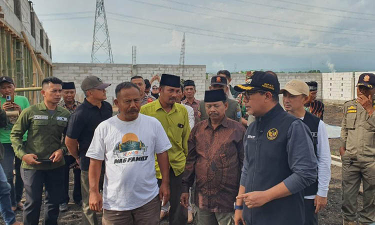 CEK LANGSUNG: Bupati Probolinggo Mohammad Haris meninjau pembangunan fisik KDMP Desa Pohsangit Ngisor, Wonomerto.